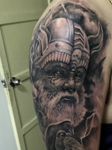 大臂战场上的老人肖像纹身刺青