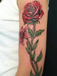 手臂一只玫瑰花纹身刺青向往着爱情