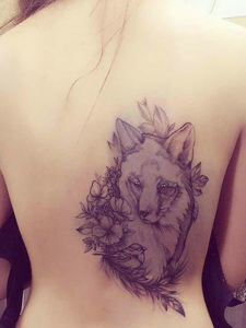 遮盖着后背一小部分的狐狸纹身刺青