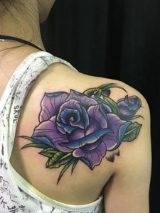女生肩膀下的紫色玫瑰花纹身图片