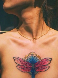 女生胸前五颜六色的蜻蜓纹身图片