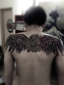 英文与翅膀结合的后背纹身刺青