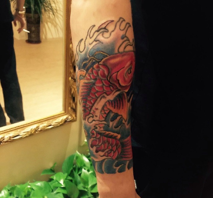 点击大图看下一张：莲花与鲤鱼的时尚花臂纹身刺青