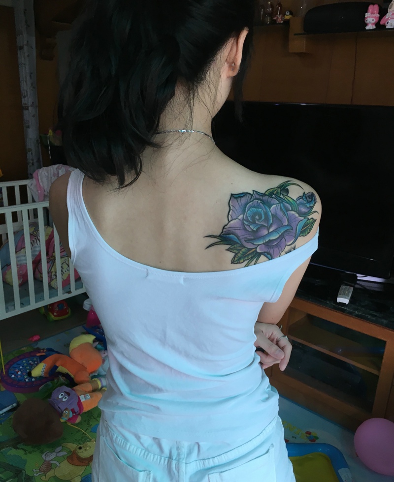 点击大图看下一张：女生肩膀下的紫色玫瑰花纹身图片