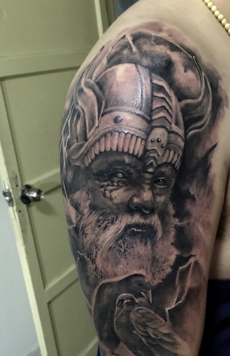点击大图看下一张：大臂战场上的老人肖像纹身刺青