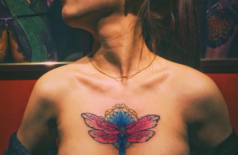 点击大图看下一张：女生胸前五颜六色的蜻蜓纹身图片