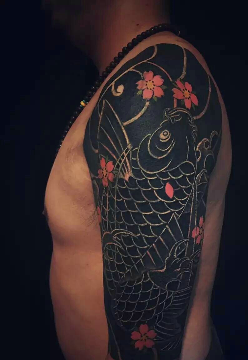 点击大图看下一张：大臂日式鲤鱼纹身刺青很突出