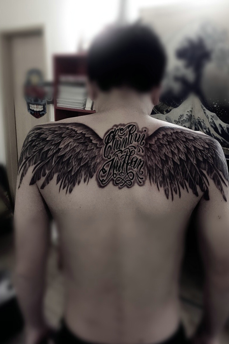 点击大图看下一张：英文与翅膀结合的后背纹身刺青