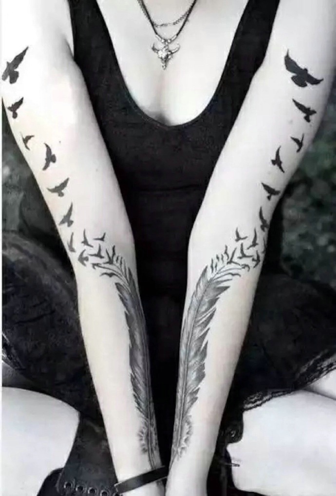 点击大图看下一张：适合时尚美女的双花臂纹身图片