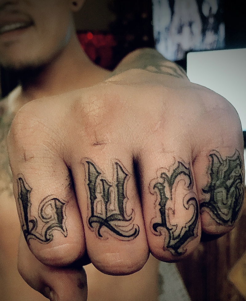 点击大图看下一张：潮男双手指个性花体英文纹身刺青