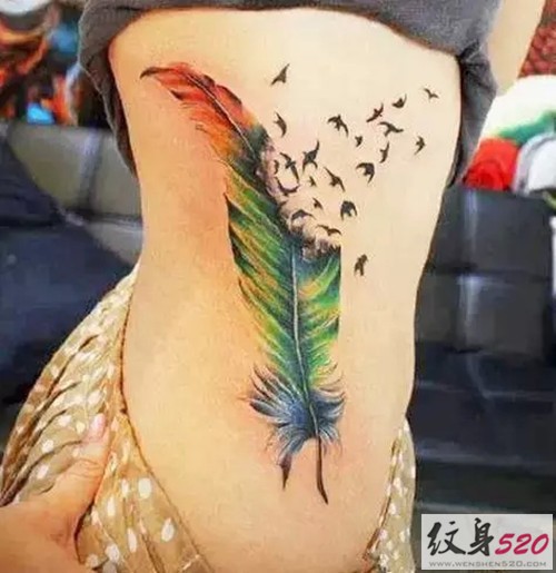 点击大图看下一张：各式飘逸的羽毛纹身图案大全