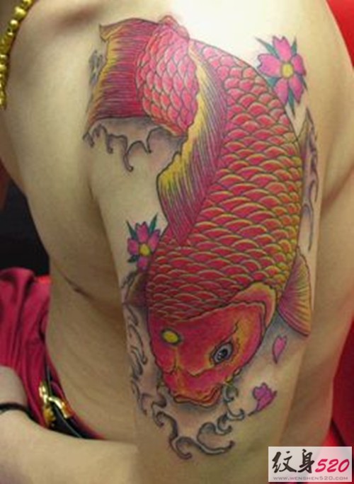 点击大图看下一张：大臂招财鲤鱼纹身图片图3