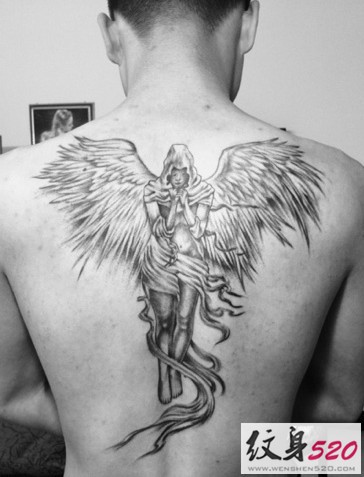 点击大图看下一张：后背天使图案纹身图7