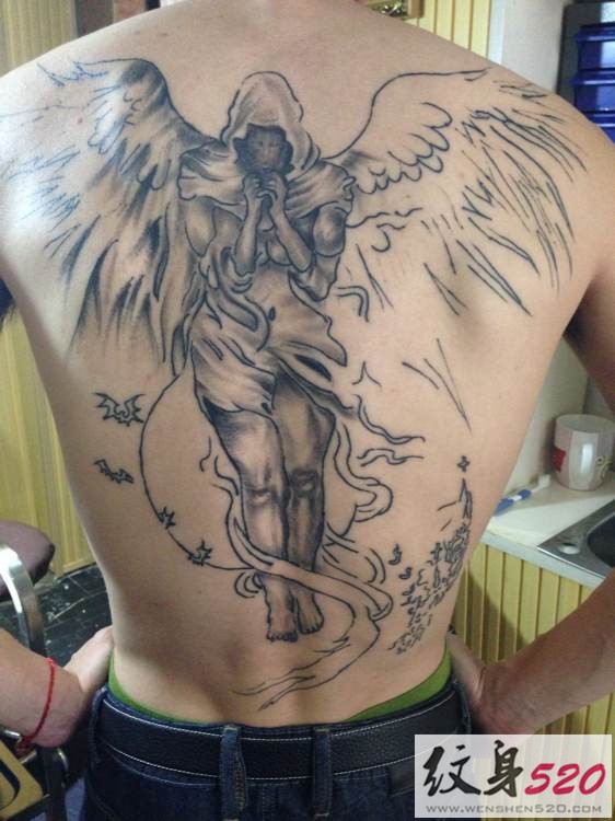 点击大图看下一张：后背天使图案纹身图2