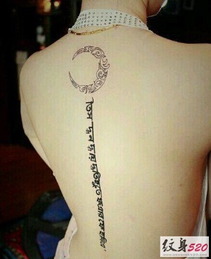 点击大图看下一张：女性背部长条梵文纹身图7