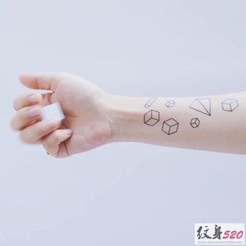 点击大图看下一张：几何控最爱 手臂上的几何纹身图2