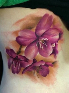 女生侧腰部的漂亮花朵纹身刺青