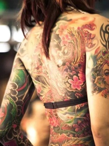 女生满背艳丽无比的个性纹身刺青