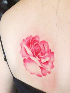 后背一朵大红花朵纹身图片很性感