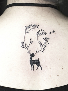 可爱的梅花鹿后颈纹身