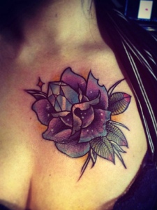 女生胸前美丽的紫色花朵纹身图片