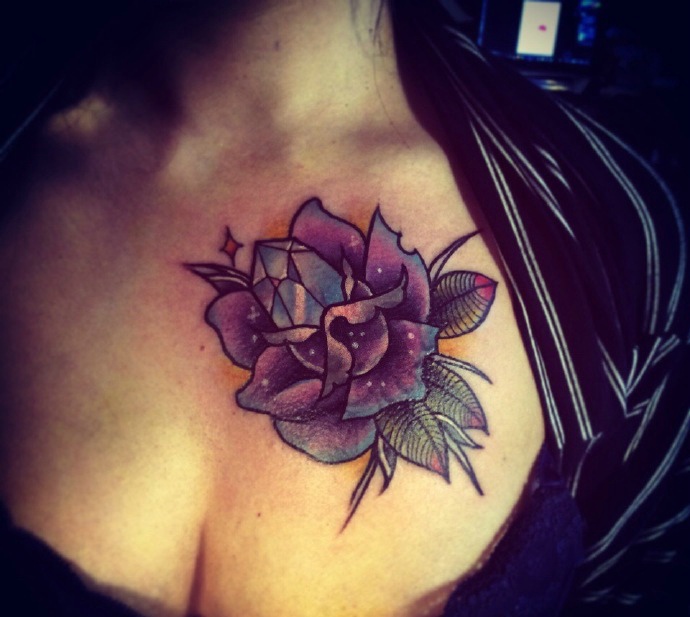 点击大图看下一张：女生胸前美丽的紫色花朵纹身图片
