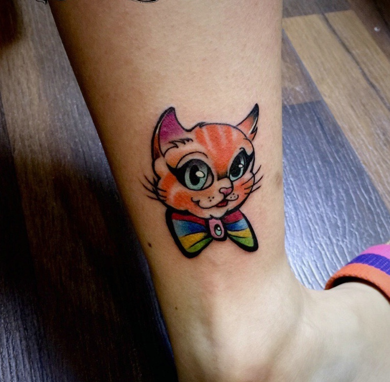 点击大图看下一张：小腿部的一只彩色小花猫纹身图片
