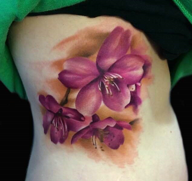 点击大图看下一张：女生侧腰部的漂亮花朵纹身刺青
