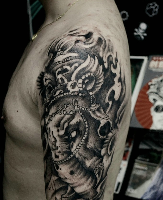 点击大图看下一张：大臂黑白大象神纹身图案很特别