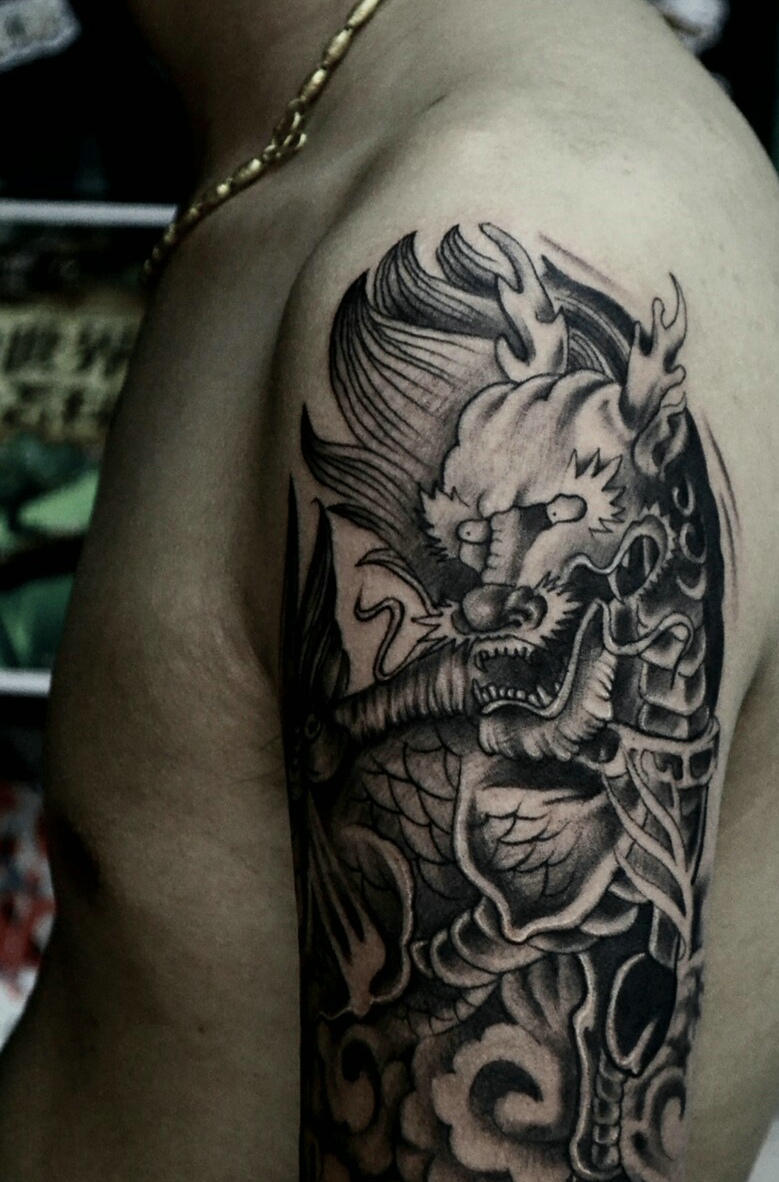 点击大图看下一张：大臂老传统黑白麒麟纹身刺青