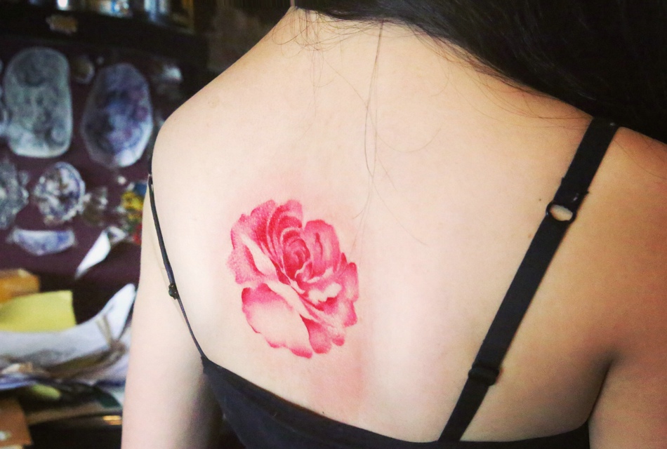 点击大图看下一张：后背一朵大红花朵纹身图片很性感