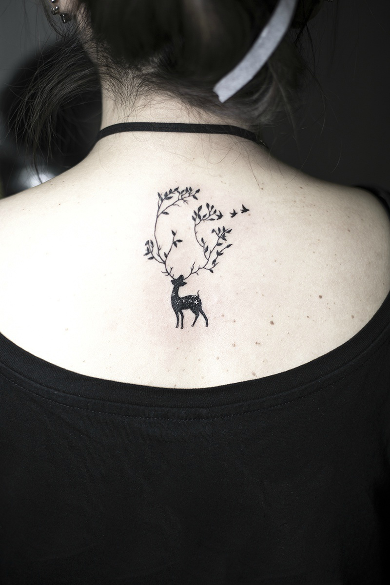 点击大图看下一张：可爱的梅花鹿后颈纹身