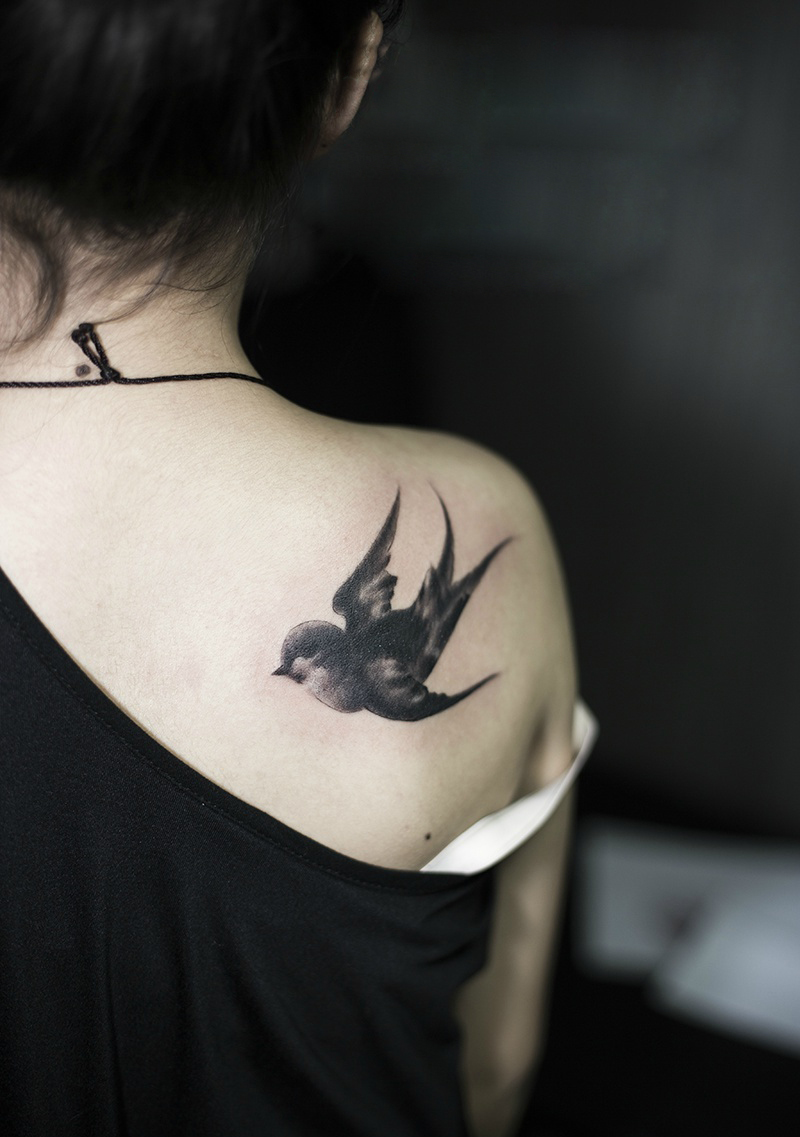 点击大图看下一张：精致可爱的燕子纹身图片