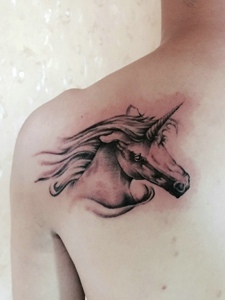 后背一匹骏马头像纹身刺青