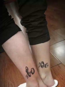 情侣腿部个性纹身刺青表达着爱意