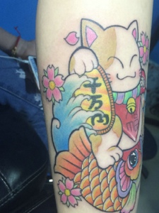 金鱼与可爱招财猫一起的纹身刺青