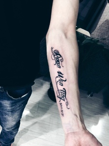 手腕上的花体英文单词纹身刺青