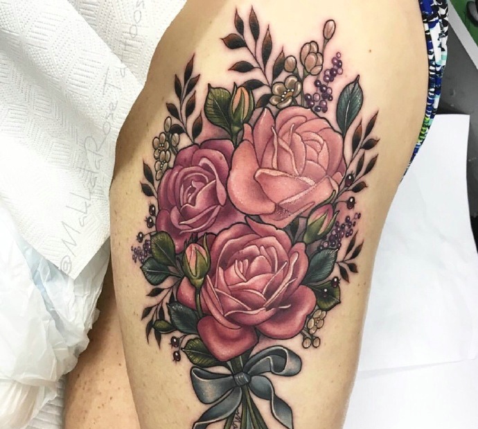 点击大图看下一张：大腿外侧美丽盛开的花朵纹身刺青