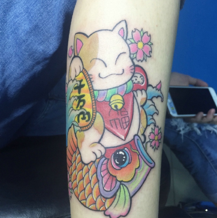 点击大图看下一张：金鱼与可爱招财猫一起的纹身刺青