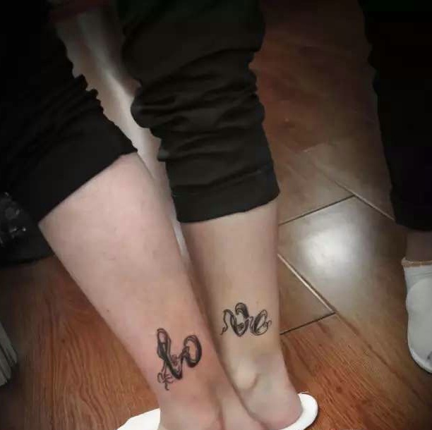 点击大图看下一张：情侣腿部个性纹身刺青表达着爱意