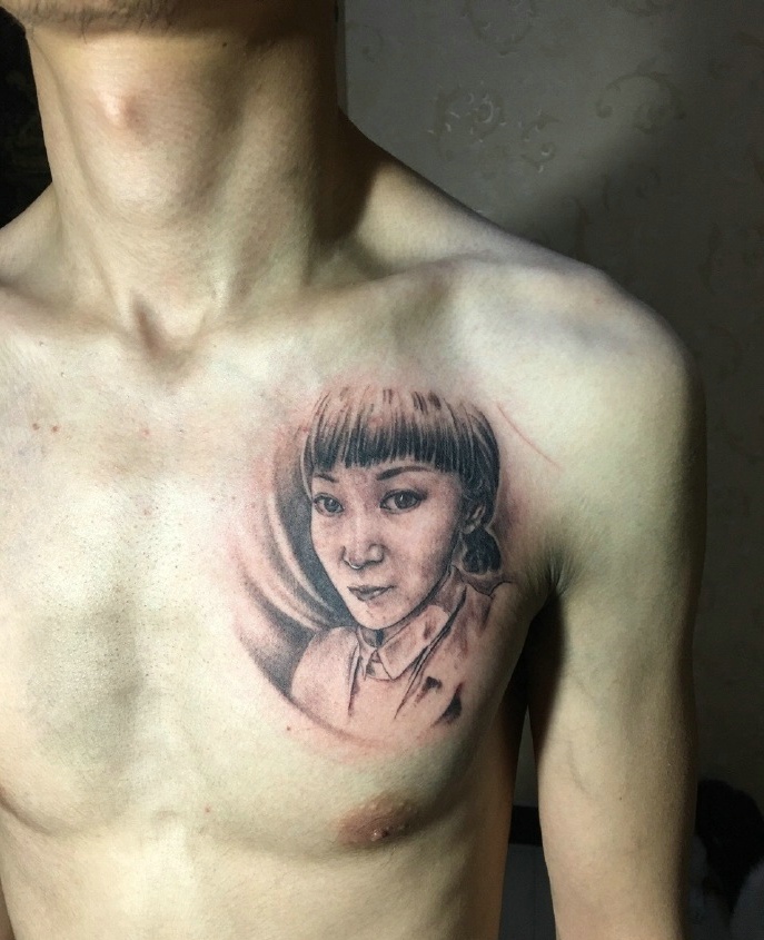 点击大图看下一张：男士胸前一枚美女肖像纹身刺秦