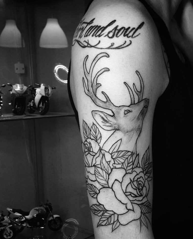 点击大图看下一张：花丛中的小鹿与英文的花臂纹身图片