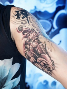 非常起眼的花臂鲤鱼纹身刺青
