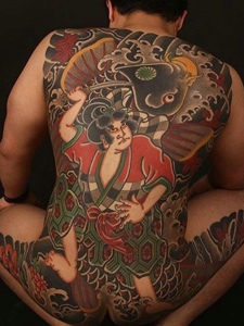 无法抵抗的满背彩色日式纹身图案