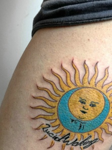 落在大腿部的个性太阳纹身刺青