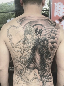 战场上骑着马的英俊勇士满背纹身图案