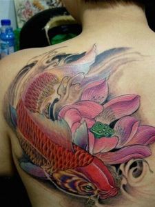 后背莲花与红鲤鱼结合的纹身图案