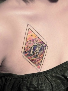 女生胸前个性几何海景纹身图片