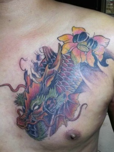 胸口一条莲花与鲤鱼一起的纹身图案