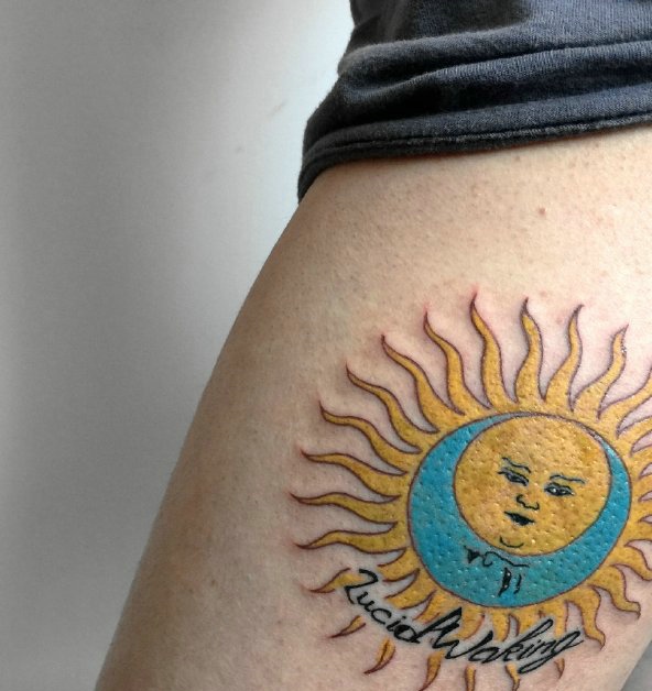 点击大图看下一张：落在大腿部的个性太阳纹身刺青